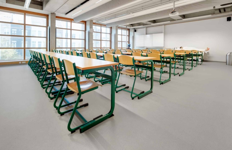 Grauer Kautschukboden in einem Klassenzimmer