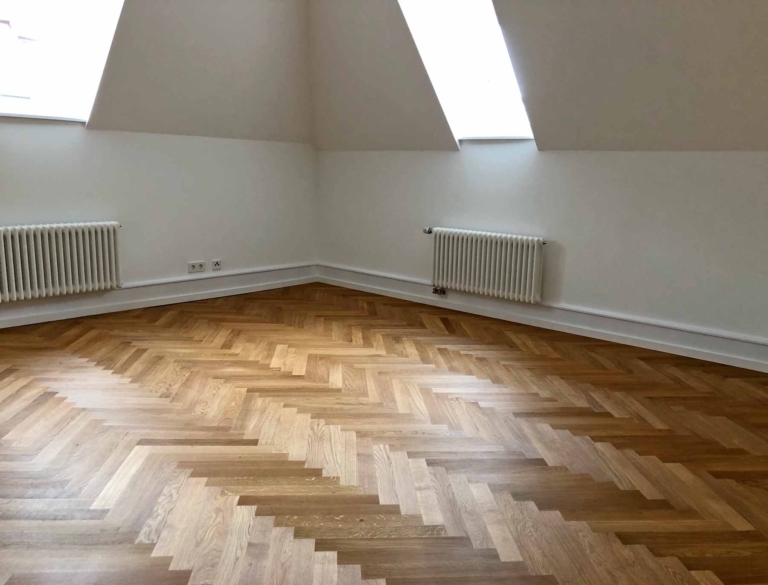 Landhausdielen in Eiche natur im Fischgrätmuster in einer Dachgeschosswohnung