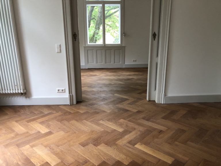 Frisch renoviertes Parkett in einer Altbauwohnung in Freiburg