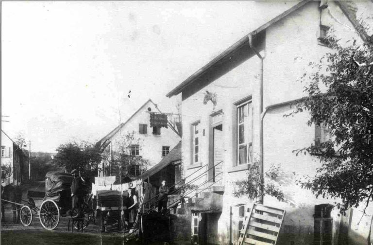 Historische Aufnahme des Sattlergeschäfts in Elzach