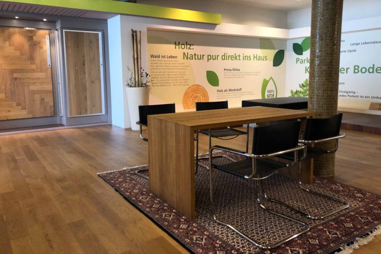 Beratungsecke mit Parkettmustern in der OSCHWALD Ausstellung