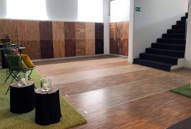Verschiedene Parkettböden und Wandmuster in der OSCHWALD Ausstellung