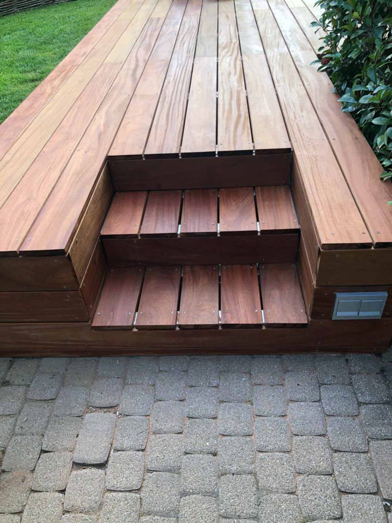 Fertige Holzterrasse mit seitlichem Treppenaufgang