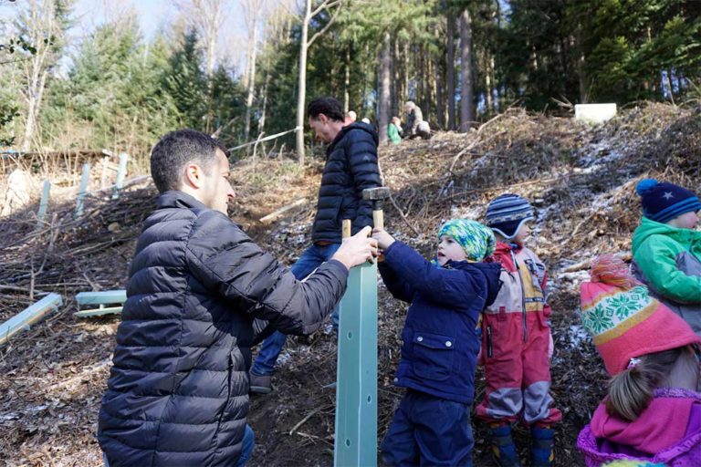 Kindergartenkinder und Dirk Oschwald pflanzen Eichen oberhalb von Waldkirch