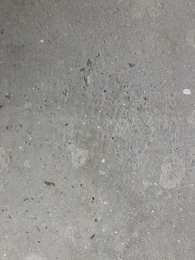 Draufsicht auf den unbearbeiteten Betonboden