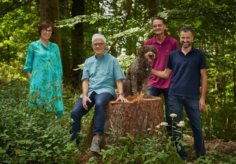 Familie Oschwald und Gerhard Hörmann mit Hund Pepe im Wald