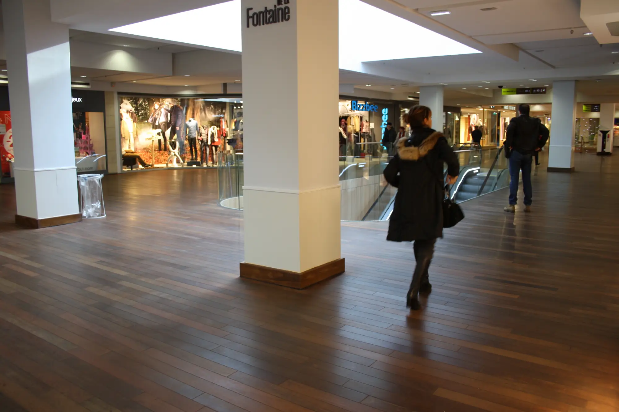 Massivdielen im Einkaufszentrum Place des Halles Straßburg