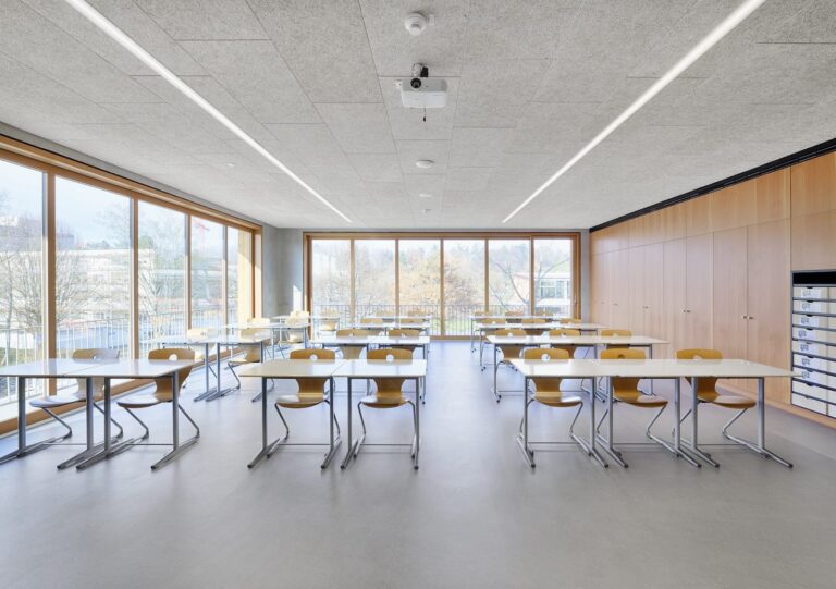 Klassenzimmer der Ruth-Cohn-Schule Denzlingen mit Bodenbelag von OSCHWALD